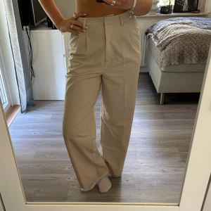 Kostymbyxor  - Beiga kostymbyxor från BIKBOK i storlek 40, jag är 1,80 och det passar perfekt i längden 