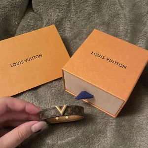 Louis Vuitton - Intressekoll på mitt armband från LV. Köptes i Mars i butik. Köptes för 2700kr, idag kostar det 3000kr. Använt men i ett fint skick. Finns äkthetsbevis. Säljer då det inte kommer till användning längre. Storlek 17🩷 Hör av dig för eventuella frågor!