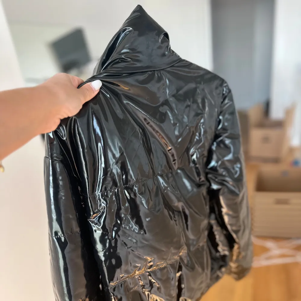 Din stil behöver inte bli lidande för att det är kallt ute. Klä dig varmt med stil i jackor ur vår petite-kollektion. Här finns ytterplagg för våra babes som är under 160 cm och vill klä sig i trendiga kläder som sitter perfekt. Känn dig riktigt fin . Takit.