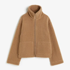 Teddyjacka  - Jätte gosig och fin teddyjacka som passar perfekt nu till hösten/vintern! I bra skick.