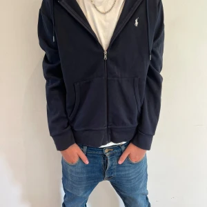 Polo zip-hoodie - Säljer just nu denna väldigt eftertraktade och sjukt snygga Polo zip-hoodien i marinblå färg med vit logga!! Cond:8/10 Nypris: 2195