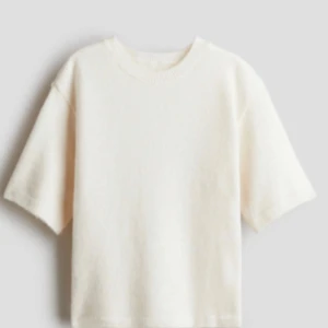 Vit stickad tshirt? - Jätte fin vit cremefärgad stickad tshirt från hm som jag köpte idag men den passade inte mig och tog inget kvitto så säljer den nu billigare. Storlek S