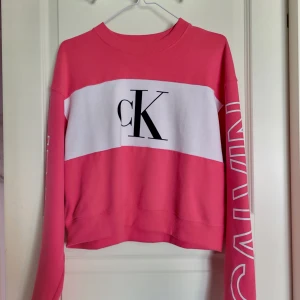 Calvin Klein sweatshirt - En rosa sweatshirt från Calvin Klein. Intr mycket använd och i fint skick!
