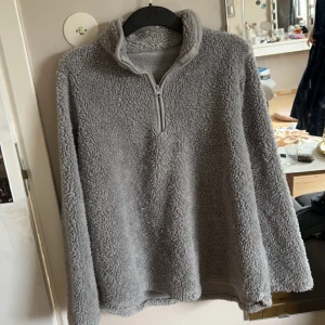 Lurvig tjock tröja  - En fin och skön lurvig tröja, kan användas till allt. 