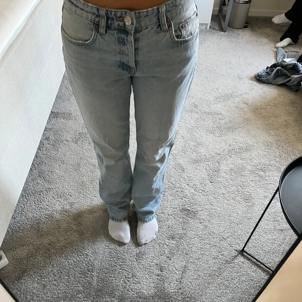 Säljer mina mid waist zara jeans med då jag inte använder dom längre, dom passar bra på mig som är 167, ny pris 370💕(dom finns inte kvar på hemsidan) . Jeans & Byxor.