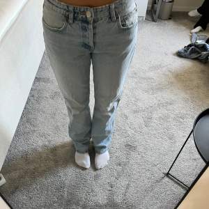 Säljer mina mid waist zara jeans med då jag inte använder dom längre, dom passar bra på mig som är 167, ny pris 370💕(dom finns inte kvar på hemsidan) 