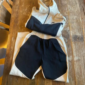 Nike tech fleece - Helt ny oanvänd Nike tech fleece. Köpt i Täby centrum för typ 1400kr. Har inte används på grund av för liten. 