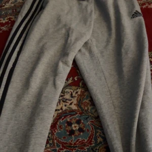 Adidas byxor - Den är använt 3-4 gånger men annars nyskick. Nypris:700kr stadium