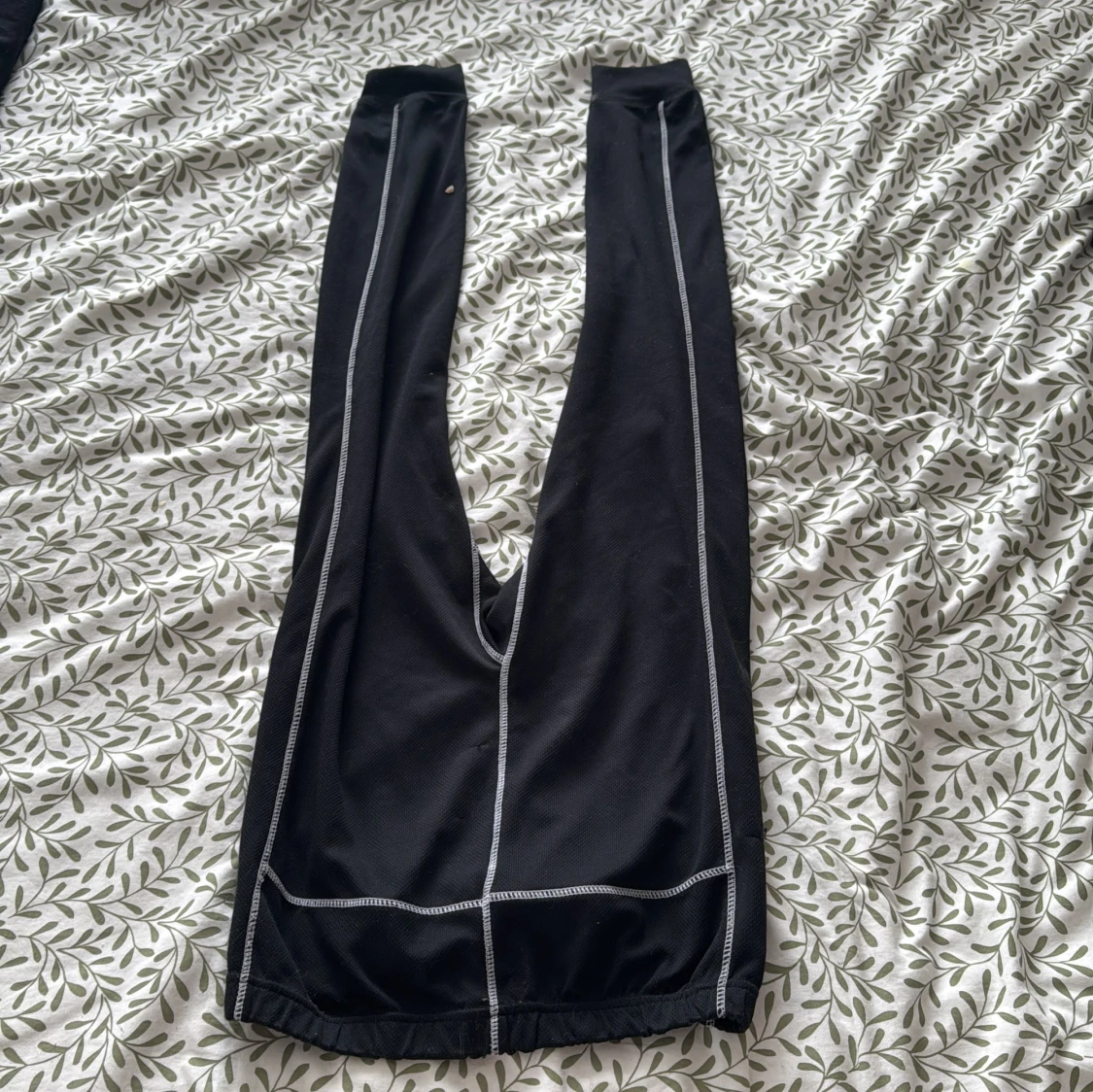 Svarta leggings med kontrastsömmar - 1