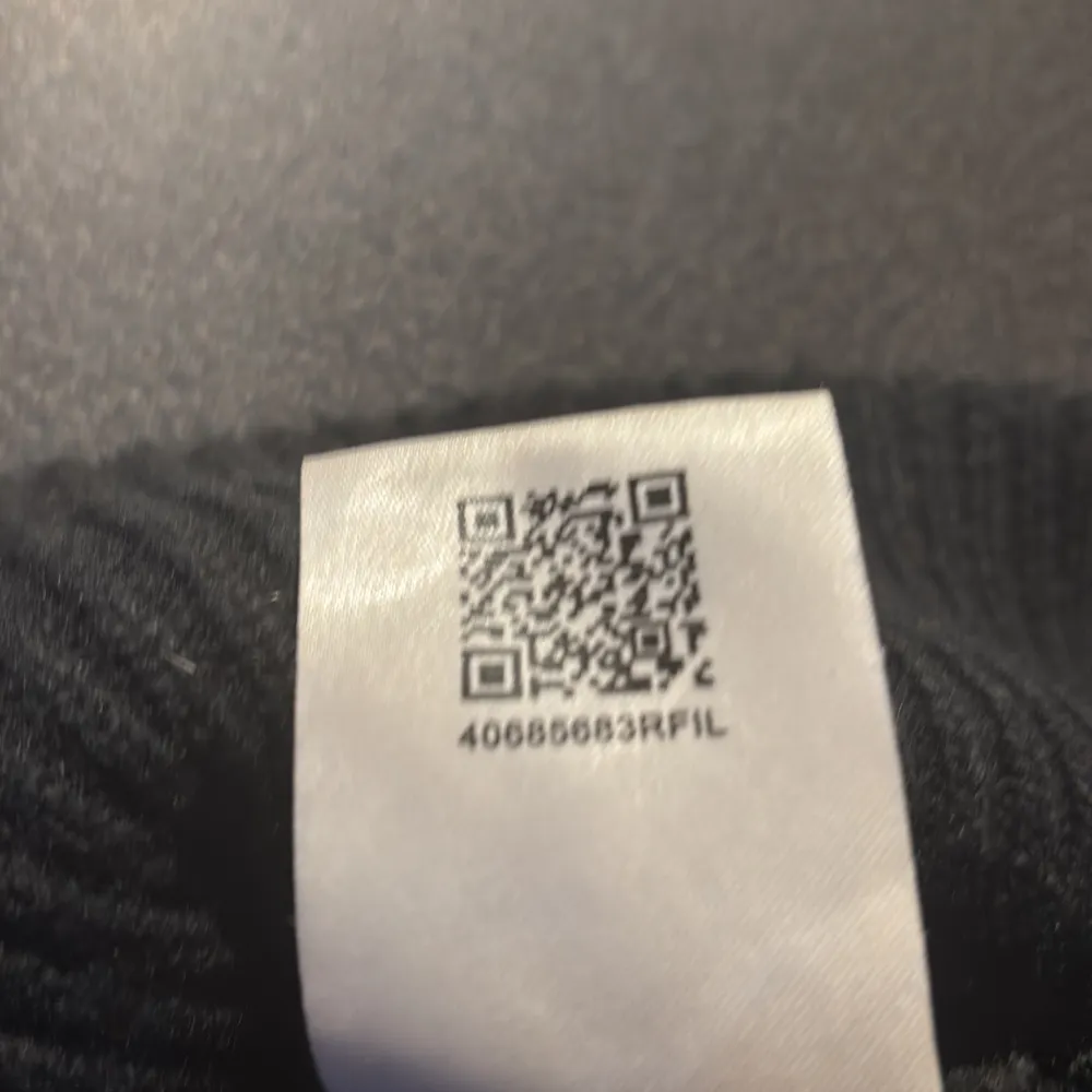 Snygg moncler mössa, litet hål uppe vid sömmen men syns knappt, som behöver lagas. Varm och skön mössa den är lite nåppig men inget som stör.. Asusteet.
