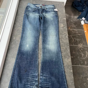 Bootcut jeans med slitningar  - Snygga Bootcut jeans. Inerbenslängd- 88 midje höjd- 19 midjemått rakt över- 37