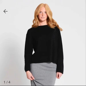 Svart stickad tröja - Säljer en stilren svart stickad tröja med långärmad design. Perfekt för kyligare dagar och enkel att matcha med olika outfits. Tröjan har en klassisk passform och är ett måste i garderoben. 