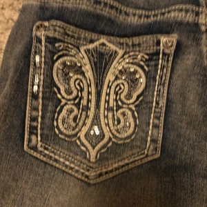 Jeans med broderade bakfickor från Stars & Stripes - KAN SÄNKA PRIS VID SNABB AFFÄR!! Snygga jeans från Stars & Stripes med unika broderade detaljer på bakfickorna. De har en klassisk blå färg och en straight passform. I nyskick använda ett fåtal gånger! Innerbenslängd 75cm, midje mått 37cm🤗