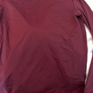 Vinröd långärmad tröja från Lager157 - Säljer en stilren vinröd långärmad tröja från Lager157. Perfekt för kyligare dagar med sin mjuka och bekväma passform. Tröjan är enkel och passar till många olika outfits. Storlek M. Hör av dig vid intresse! 💜