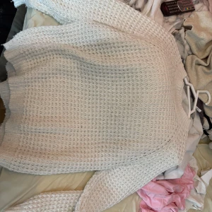 Vit stickad tröja från 157 - Säljer en mysig vit stickad tröja från 157. Tröjan har en fin struktur och långa ärmar, perfekt för kyligare dagar. Den är i storlek S och passar bra till både jeans och kjol. Perfekt för höst och vinter!
