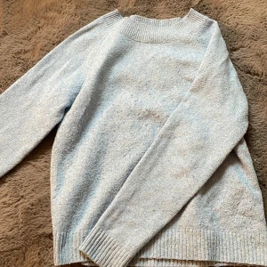 Viral stickad tröja från Vero Moda - Säljer min virala stickade tröja från Vero Moda. Tröjan är super varm och mysig. Storlek xs. Hör av er vid frågor!