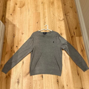 Ralph Lauren - Hej! Säljer nu min Ralph Lauren tröja då den inte kommer till användning. Den är i mycket bra skick och har använt få antal gånger. Det är storlek L på tröjan med passar även M. Hör gärna av er om ni har några funderingar! 