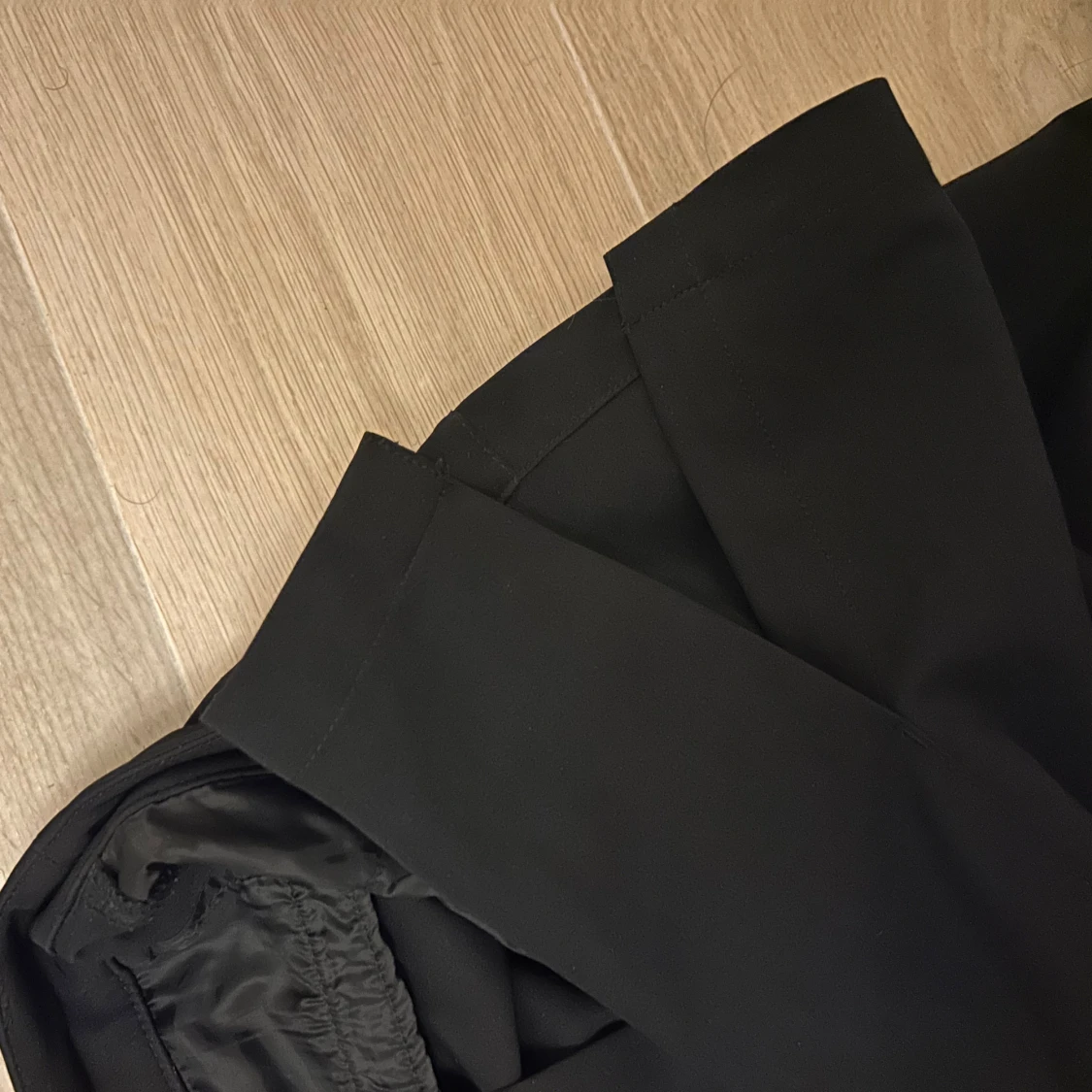 Svarta lågmidjade kostymbyxor från BikBok - 3
