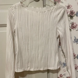 Vit coolt ribbad långärmad topp - Jättefin men används inte. Sitter snyggt på.