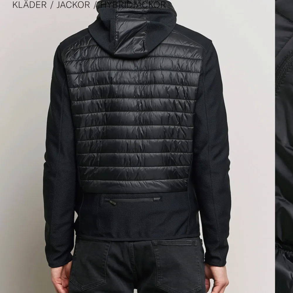 Snygg svart hybridjacka från Parajumpers med quiltad front och huva. Jackan har en dragkedja och en bröstficka med dragkedja. Perfekt för en stilren look. Och det är bara skriva om ni är intresserade och självklart så får ni bilder om ni frågar . Takit.