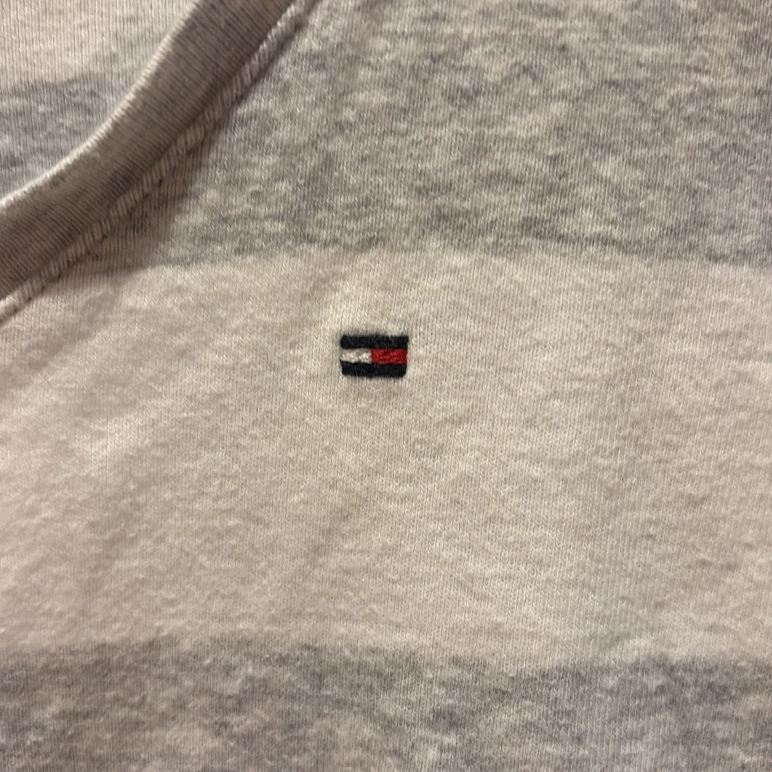 Grå- och vitrandig t-shirt från Tommy Hilfiger - 2