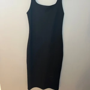 Svart ärmlös klänning - Elegant svart ärmlös klänning med en smickrande passform. Perfekt för en stilren look. Klänningen har en klassisk design som passar till många tillfällen. Skulle säga att den är hyfsat liten för sin storlek, den är M men skulle säga mer S. Har endast använt några gånger.