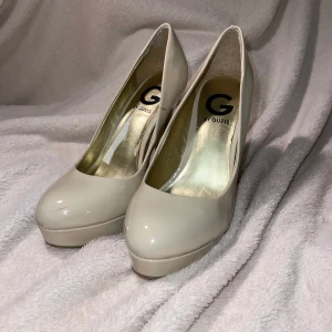 Krämfärgad guess klackar - Krämfärgade guess klackar i gott skick, tyvrärr har de vissa färgskalor här och där. Storlek 36-37