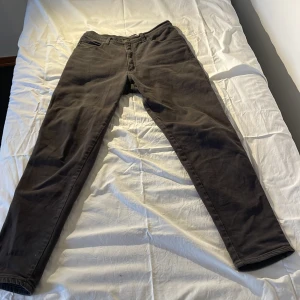  Armani byxor - Armani byxor i size 30. Skulle säga att färgen är grågrön eller väldigt mörkgrön. Byxorna är även slim fit.