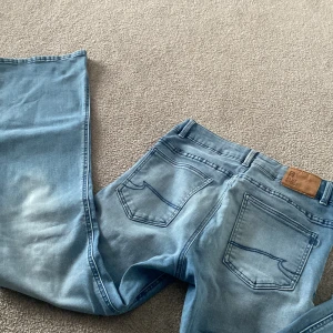 Blå jeans från Blue Ridge - Snygga ljusblå jeans från Blue Ridge med klassisk femficksdesign. De har en bootcut passform och en bekväm midwaist. Perfekta för en avslappnad stil.