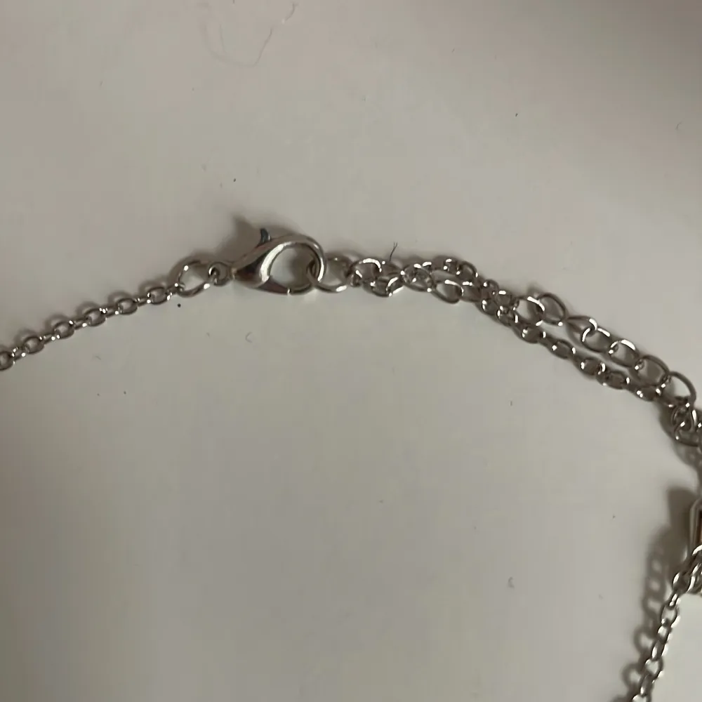 Snyggt silverfĂ€rgat halsband! Aldrig anvĂ€nt! SĂ€ljer för 40 krđđđ. Asusteet.