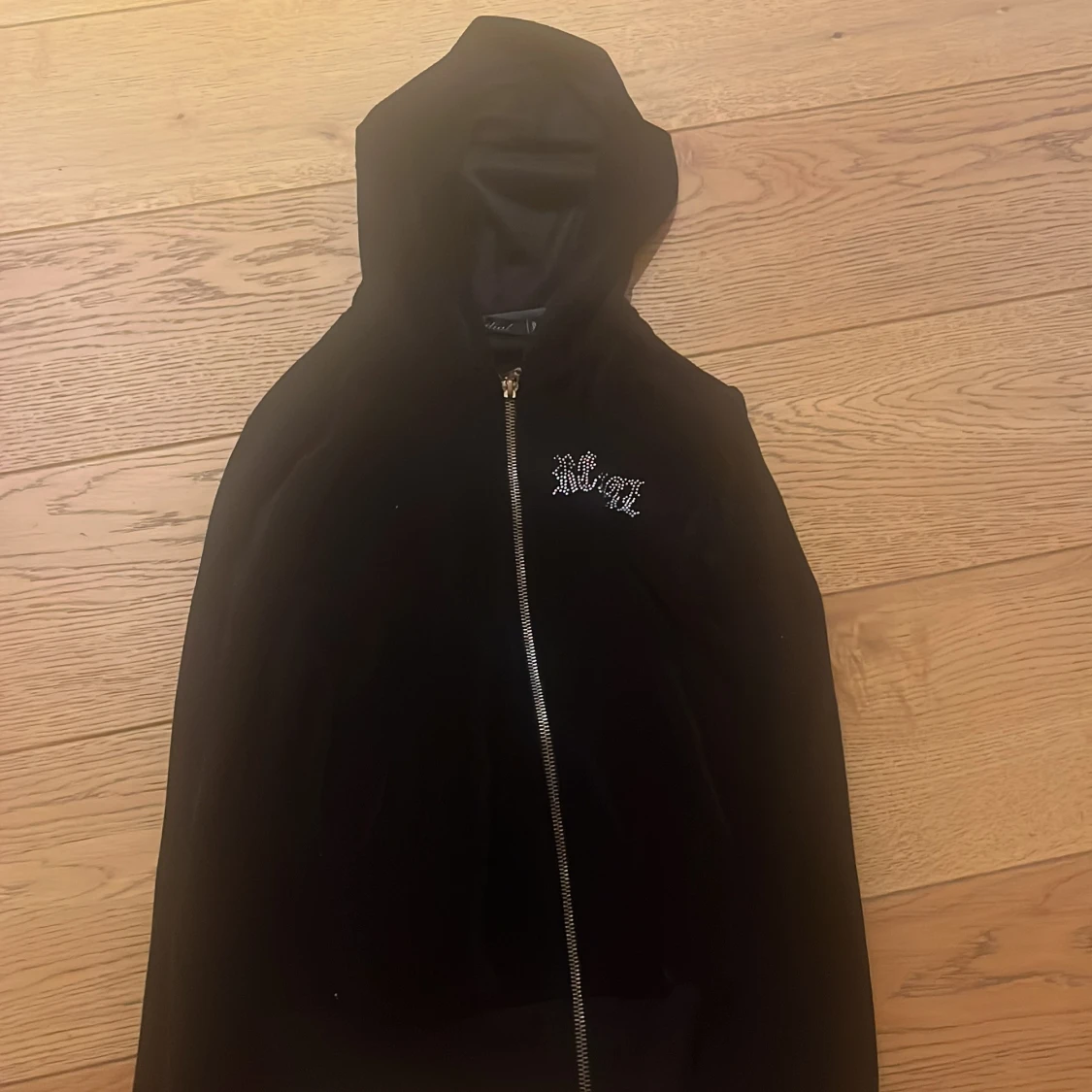 Svart hoodie med strassdetaljer från Redial