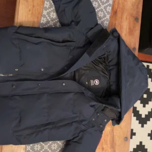 Mörkblå dunjacka från Canada Goose -  Stolek M pris kan diskuteras