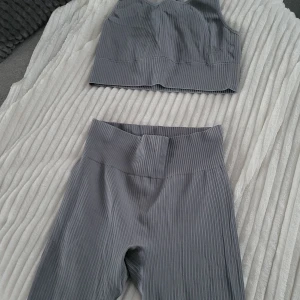 Grått ribbat träningsset från 157 - I fint skick. Storlek small på underdelen och storlek m2dium på toppen 🌸