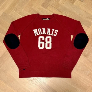 Röd Morris tröja - Fetaste plagget för fetaste priset 🔥  Vid ett snabbt köp går priset att prutas 💯  100% ÄKTA 👍  Inga defekter som inte syns i bilderna ✅  Varan går att hämtas i Gbg för ett lägre pris ⭐️ 