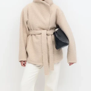 Beige soft belted jacket - Säljer denna fina jackan då den inte går till användning. Storlek S och inga fläckar eller skador!