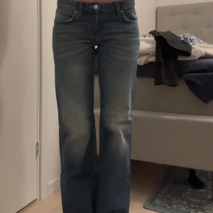 Lågmidjade jeans  - Så snygga Lågmidjade jeans från weekday i modellen Arrow. Storlek 28/32. Använda endast 3-4 gånger. Nypris 600 kr