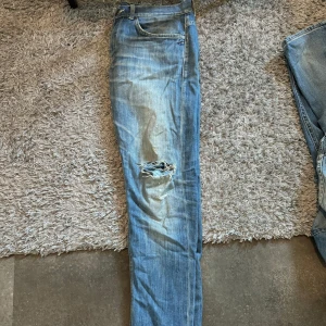 Dondup jeans ”George” - Snygga dondup jeans i bra skick som tyvärr blivit för små, storlek 35.  Satt bra på mig vid 78kg o 180 lång 