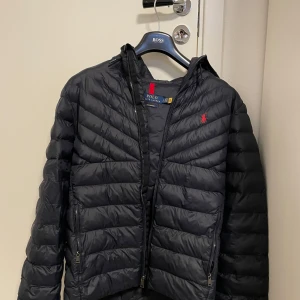 Ralph lauren jacka  - Nu säljer vi denna mycket snygga Ralph lauren jacka. Den är sparsamt använd och det finns inga tecken på användning. Den är lite tunnare så passar perfekt nu till våren. Storlek S, modellen är 174. Priset är inte hugget i sten. Vid funderingar är det bara att höra av sig! 🙌