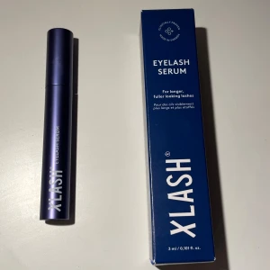 Ögonfransserum från Xlash - Ett ögonfransserum från Xlash i en elegant blå förpackning. Produkten är designad för att ge längre och fylligare fransar. Förpackningen innehåller 3 ml serum. Aldrig använt!