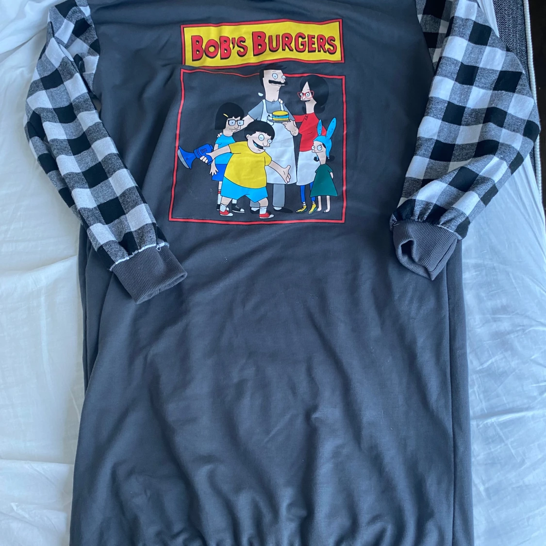 Grå Bob's Burgers tröja med rutiga ärmar