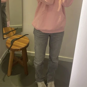 Grå jeansbyxor - Gråa low waist jeans från lager 157. Inte använda jätte många gånger och i bra skick❤️
