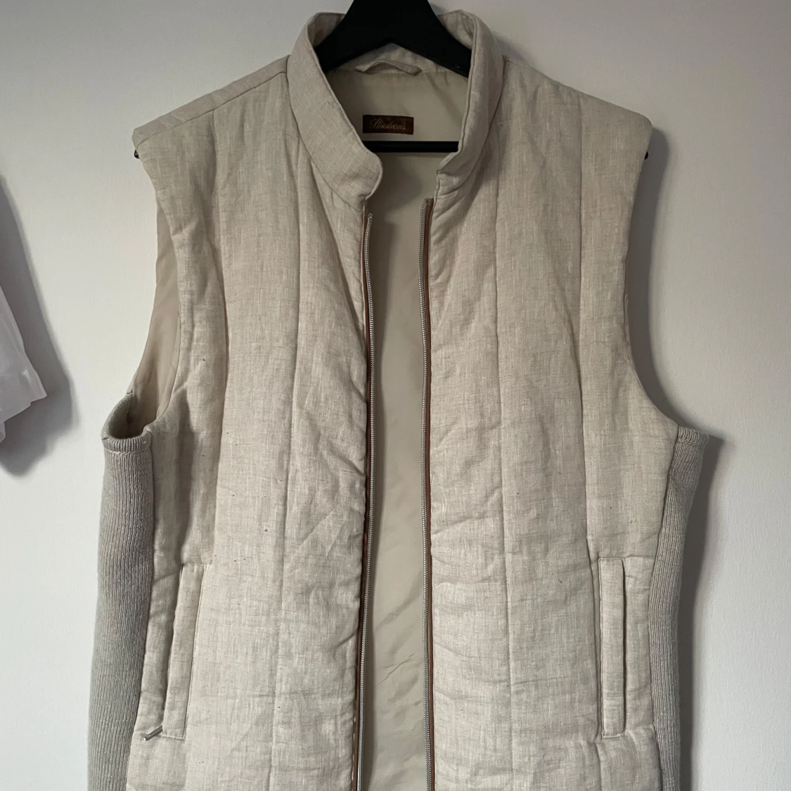 Beige quiltad väst från Stenströms