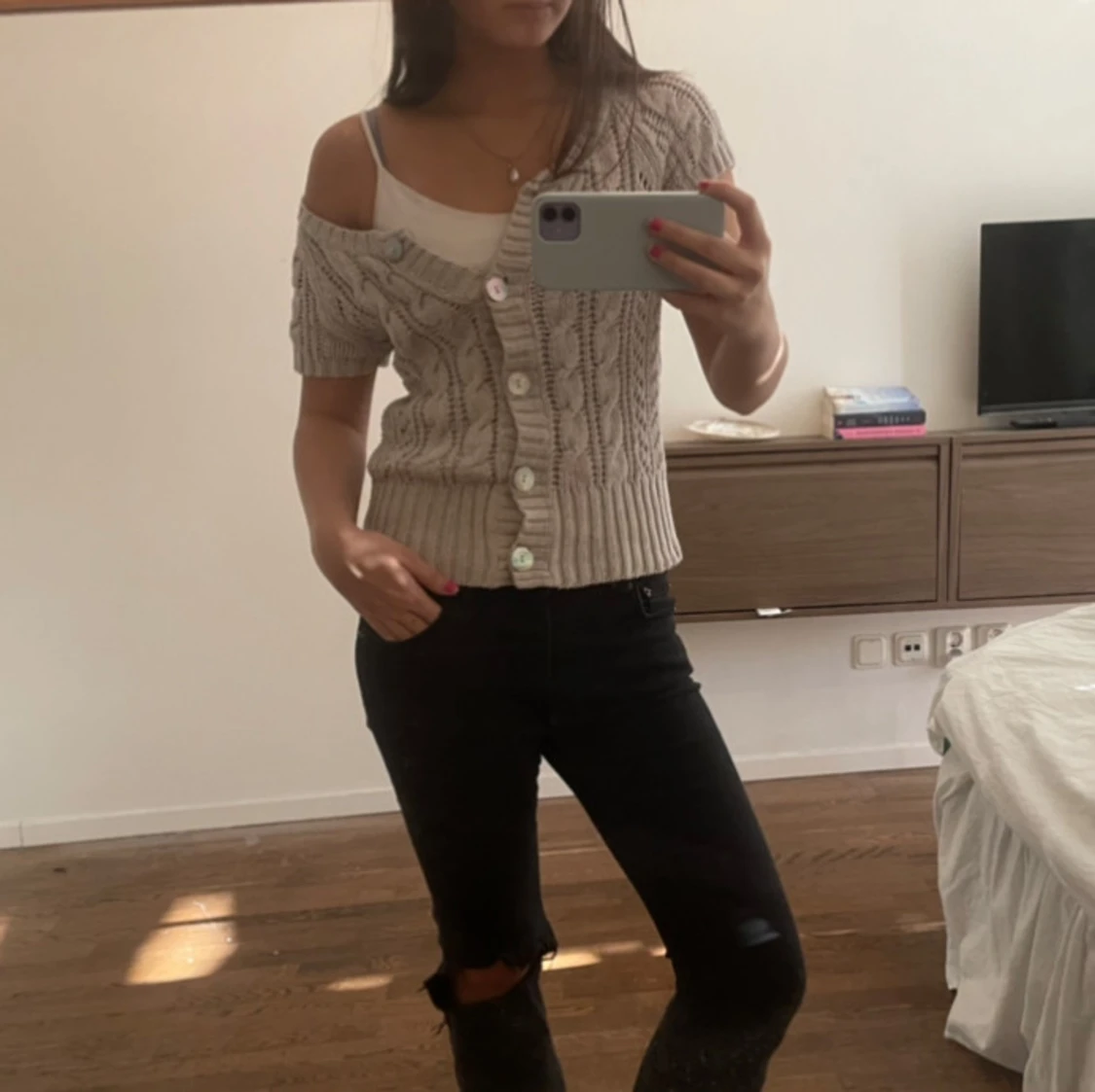 Beige stickad kofta med knappar - 2