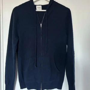 Kashmirhoodie från John Henric - Säljer en 100% Kashmir hoodie från John Henric. Hoodien är i väldigt bra skick. Tveka inte att höra av dig vid intresse!