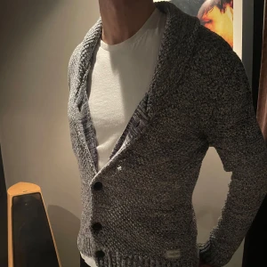 Cardigan - Säljer en tvär fett cardigan i färgen grå. Super bra skick då den är andvänd väldigt få gånger. Perfekt nu till de kyliga dagarna då den håller dig varm och bekväm😄storlek S/M inga defekter. Vid mer frågor kontakta oss🙌