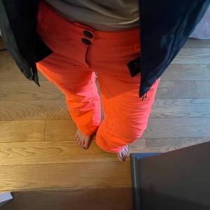 Skidbyxor Rehall  - Skitnajs skidbyxor från Rehall i denna nypon färg! Perfekt nu till sportlovet. Dem skiftar mellan neonrosa o neonorange 🩷🧡