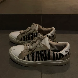 Zara sneakers zebra - De mest coola o unika sneakersen från Zara! I zebra mönster🦓🦓 Tvättade rena men har en skavank/repa på framsidan av ena skon (se bild) därav billigt pris🎀