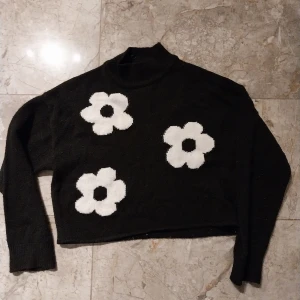 Svart tröja med vita blommor från H&M - Säljer en svart tröja från H&M med stora vita blommor. Storlek XS. Säljes pga för liten. Katt finns I hemmet.