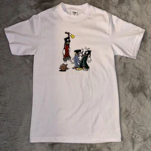 FTP Hangman Tee (Vit) - FTP T-shirt storlek: Small. Fall 2024 drop. Nyskick aldrig använd. 100% bomull