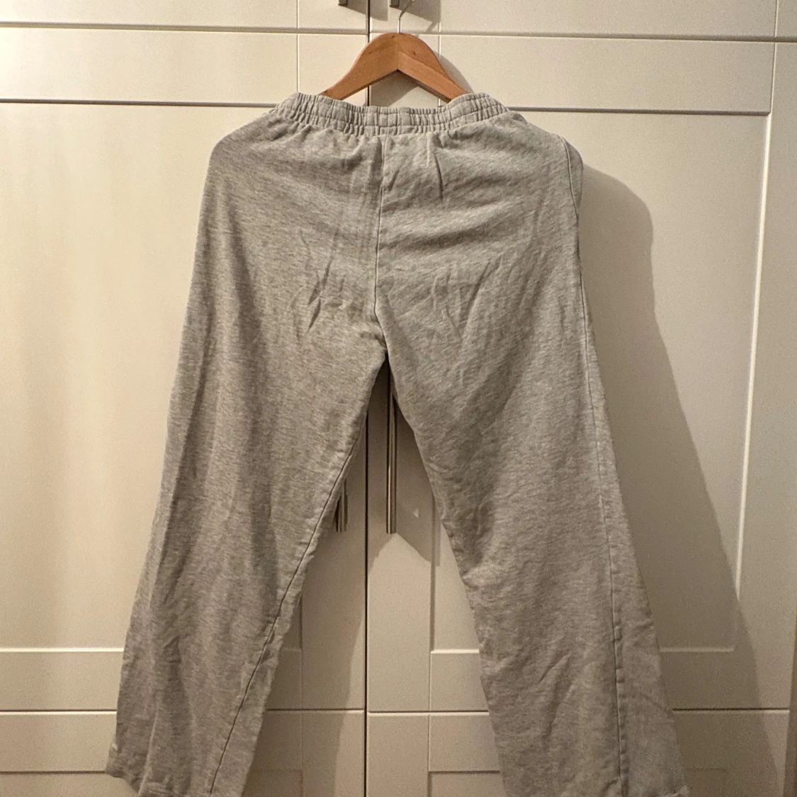 Mjukisbyxor i grå - 2